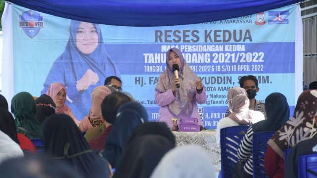 Anggota DPRD Kota Makassar, Fatma Wahyuddin kembali menemui warga Kelurahan Kalukuang, Kecamatan Tallo dalam rangka kegiatan reses kedua masa persidangan kedua tahun anggaran 2021-2022 di Jalan Andi Tadde, pada Senin (18/4/2022). (Foto: ABATANEWS/Wahyuddin) 