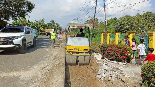 Jalan Poros Pinrang-Sidrap mulai dikerjakan oleh Pemprov Sulsel. (Dok Pemprov Sulsel) 