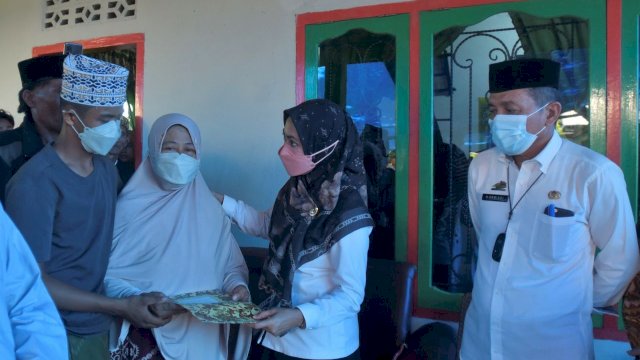 Bupati Luwu Utara, Indah Putri Indriani melepas jenazah Mustaming yang merupakan bawahan Indah di pemerintahan dan sebelumnya bekerja sebagai Kepala Sub Bagian Tata Usaha dan Rumah Tangga BPBD Luwu Utara, pada Rabu (20/4/2022). (Foto: ABATANEWS/Wahyuddin) 