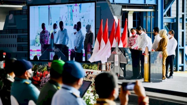 Presiden Joko Widodo (Jokowi) meluncurkan holding dan program strategis Badan Usaha Milik Negara (BUMN) industri pertahanan atau Defend ID di PT PAL Indonesia, di Kota Surabaya, pada Rabu (20/4/2022). (Foto: BOMI Setpres) 