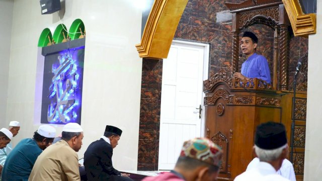 Ketua DPRD Makassar, Rudianto Lallo melakukan safari Ramadhan ke-19 di Masjid Nurul Anshar di Kelurahan Lakkang, Kecamatan Tallo Kota Makassar, pada Rabu (20/4/2022). (Foto: ABATANEWS/Wahyuddin) 