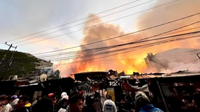 Puluhan rumah hangus terbakar di kompleks Asrama Polisi (Aspol) Jl Veteran Selatan, Kecamatan Mamajang, Makassar pada Rabu (20/4/2022). Abatanews/Azwar