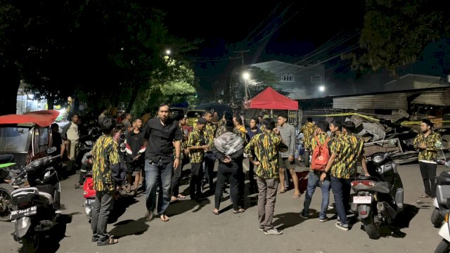 Dokumentasi AMPG Kota Makassar saat menyambangi korban kebakaran di Aspol Jl Veteran Makassar, Kamis (21/4/2022) dini hari. (foto: Humas AMPG Makassar) Abatanews/Azwar