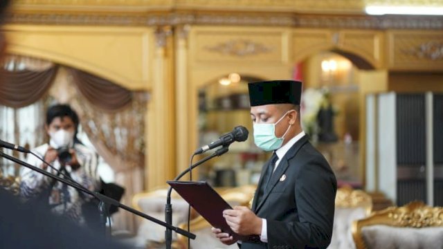 Gubernur Sulawesi Selatan Andi Sudirman Sulaiman melantik dan mengambil sumpah jabatan terhadap 4 pejabat fungsional ahli utama pada lingkup Pemerintah Provinsi Sulawesi Selatan, pada Kamis (21/4/2022). (Foto: ABATANEWS/Imam) 
