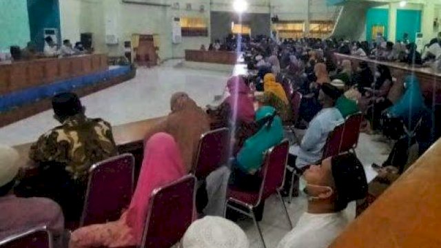 Pemerintah Provinsi Sulawesi Selatan kembali memberikan insentif kepada 180 guru Taman Pengajian Anak (TPA) di Kabupaten Pinrang, di ruang pola Kantor Bupati Pinrang, pada Jumat (22/4/2022). (Foto: ABATANEWS/Imam) 