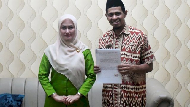 Bupati Luwu Utara, Indah Putri Indriani melakukan penandatanganan Nota Kesepakatan Bersama antara Pemda dengan Ditjen Aplikasi Informatika Kemenkominfo Republik Indonesia, melalui meeting zoom pada Kamis (21/4/2022) (foto: Pemkab Lutra) 