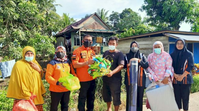 Pemprov Sulsel lewat BPBD menyerahkan bantuan kepada korban bencana alam puting beliung di Wajo, pada Ahad (24/4/2022). (Foto: ABATANEWS/Imam) 