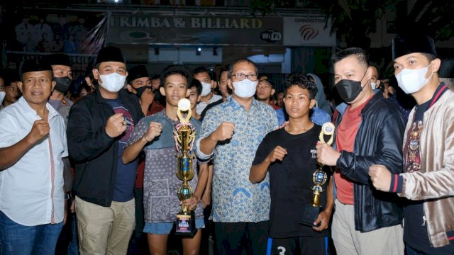 Wali Kota Makassar Moh Ramdhan Pomanto bersama anak-anak muda Makassar dalam sebuah kesempatan. (Dok ABATANEWS) 