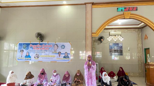 Ketua PPK Takalar Irma Andriani menghadiri acara penutup penutup safari ramadhan Puspita Kabupaten Takalar, pada Senin (25/4/2022). (Foto: ABATANEWS/Wahyuddin) 