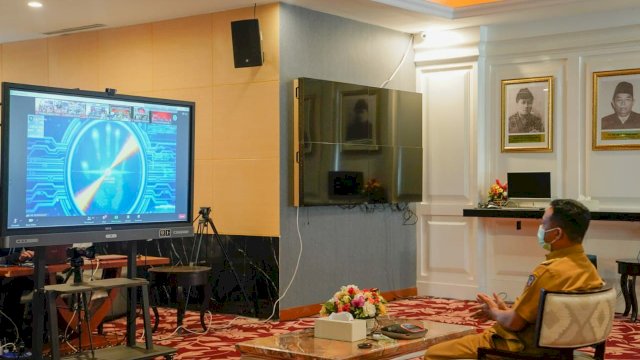 Gubernur Sulawesi Selatan, Andi Sudirman Sulaiman mengikuti acara Hari Otonomi Daerah XXVI Tahun 2022 secara virtual dari Baruga Lounge Kantor Gubernur Sulsel, pada Senin (25/4/2022). (Foto: ABATANEWS/Imam) 