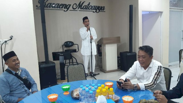 Ketua DPRD Makassar Rudianto Lallo buka bersama dengan para awak media di rumah jabatan di Jalan Hertasning, pada Senin (25/4/2022). (Foto: ABATANEWS/Wahyuddin) 