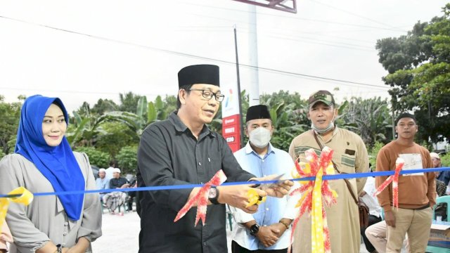 Wakil Bupati Luwu Utara Suaib Mansur meresmikan Pertashop di Kelurahan Marobo, Kecamatan Sabbang, pada Selasa (26/4/2022). (Foto: ABATANEWS/Azwar) 