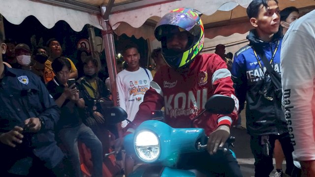 Ketua DPRD Makassar Rudianto Lallo menggunakan motor metic dan beradu kecepatan dengan Sekda Kota Makasar, M Ansar dalam kegiatan Balapan Motor Lantang Bangngia Street Race 2022 di lintasan yang terletak di kawasan Center Point Of Indonesia, Selasa malam (26/04/2022). (foto:Abatanews)