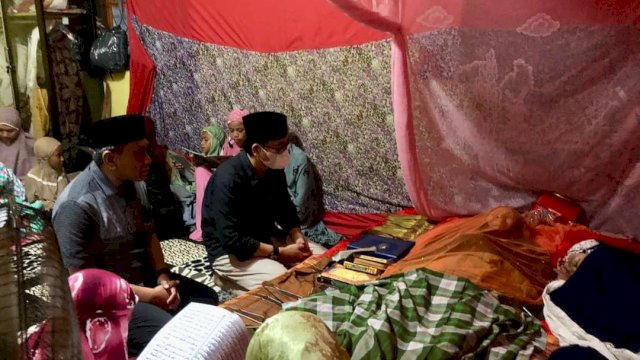 Wakil Bupati Luwu Utara, Suaib Mansur melayat di Rumah Duka Opu Matoa almahrumah Andi Sitti Nurjanah di Desa Pattimang, Kecamatan Malangke, pada Selasa (26/4/2022) malam. (Foto: ABATANEWS/Imam) 