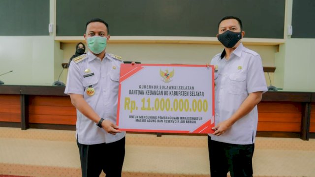 Gubernur Sulawesi Selatan menyerahkan bantuan keuangan (BK) Pemerintah Daerah Kabupaten Kepulauan Selayar yang diterima Bupati Selayar Muhammad Basli Ali di Ruang Rapat Pimpinan Kantor Gubernur, pada Rabu (27/4/2022). (Foto: ABATANEWS/Imam) 