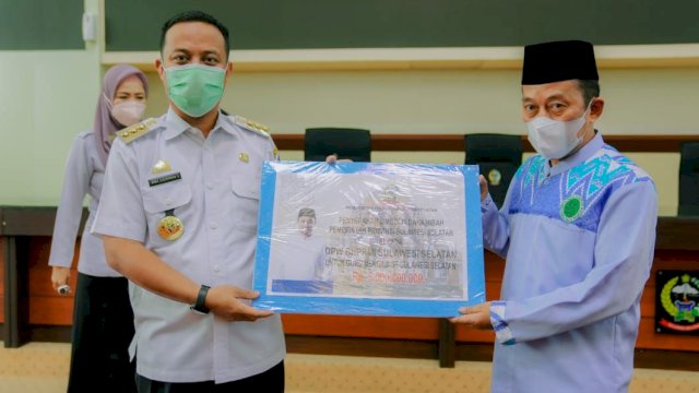 Gubernur Sulawesi Selatan, Andi Sudirman Sulaiman menyerahkan Bantuan Intensif Guru Mengaji Tahun 2022 sebesar Rp5 miliar bagi 4.000 Guru Mengaji di 24 Kabupaten/Kota se-Sulsel melalui Badan Komunikasi Pemuda Remaja Masjid Indonesia (BKPRMI) Sulawesi Selatan, pada Rabu (27/4/2022). (Foto: ABATANEWS/Imam) 