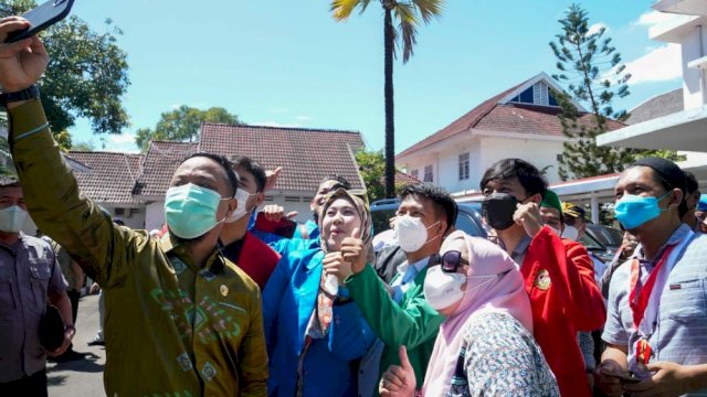 Gubernur Sulsel Andi Sudirman Sulaiman berswafoto bersama pengurus organisasi kepemudaan dan organisasi kemahasiswaan usai meresmikan program mudik, pada Kamis (28/4/2022). (Dok Humas Pemprov) 