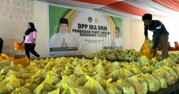 IKA UNM Bagikan 1000 Paket Sembako Jelang Lebaran