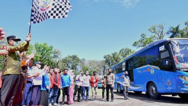 Gubernur Sulawesi Selatan, Andi Sudirman Sulaiman saat melepas seremonial mudik gratis ini di pelataran Rujab Gubernur Jalan Sungai Tangka, Kamis (28/4/2022) pagi. (Foto: ABATANEWS/Wahyuddin) 