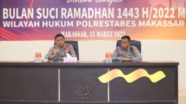 Kapolrestabes Makassar, Kombes Pol Budhi Haryanto (kiri)) saat menggelar rapat persiapan pengamanan jelang Ramadan, di Mapolres Makassar. (ist)