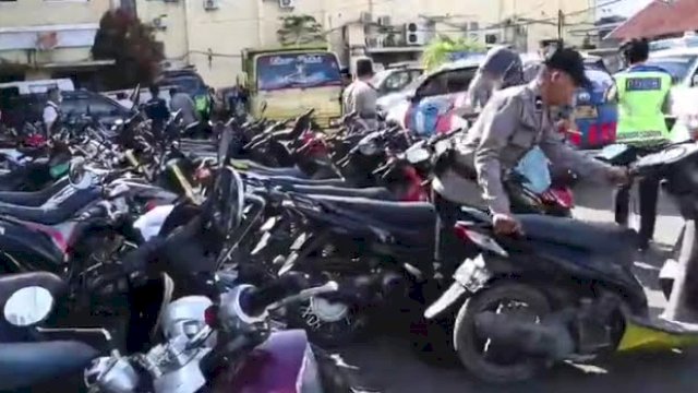 Sebanyak 135 unit kendaraan roda dua (motor) disita Polrestabes Makassar dari hasil penangkaran Operasi Balap Liar Ramadan 2022 selam tiga hari terakhir. (Abatanews/Wahyu Susanto)