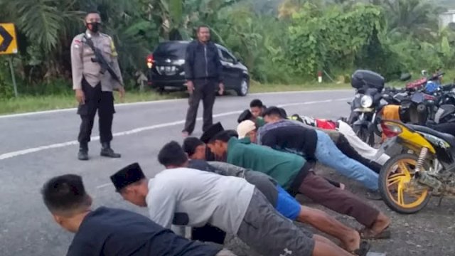 Para pelaku balap liar yang terjaring oleh Polsek Karossa Polres Mamuju Tengah mendapat hukuman tambahan. (Abatanews/Wahyu Susanto)