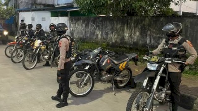 Personil gabungan terdiri dari Dit Samapta Polda Sulsel, Personil Brimob, hingga anggota TNI melakukan pengamanan tindak kriminal dan gangguan Kamtibmas (termasuk balap liar). (Humas Polrestabes Makassar)