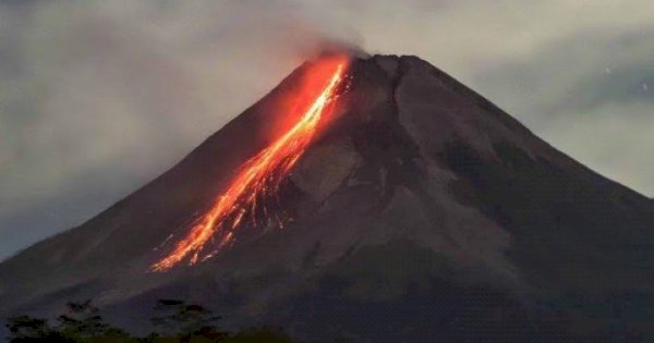 Gunung Merapi Muntahkan 13 Guguran Lava Pijar