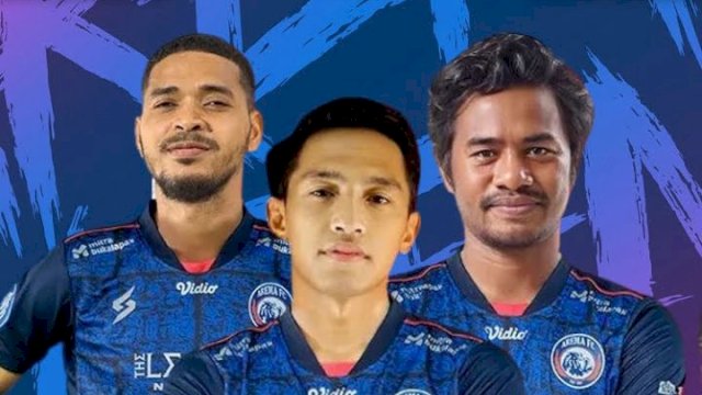 Pose Hasyim Kipuw (kiri) dan Ilham Udin Armaiyn (kanan) setelah diperkenalkan Arema FC. (foto:ig/@aremamedia)