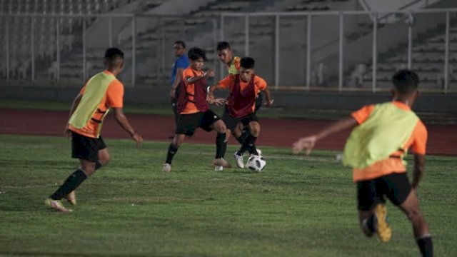 Para pemain Timnas Indonesia U-16 di bawah asuhan Bima Sakti mengikuti TC di Stadion Madya, Senayan, mulai Jumat (15/4/2022). (foto: PSSI)