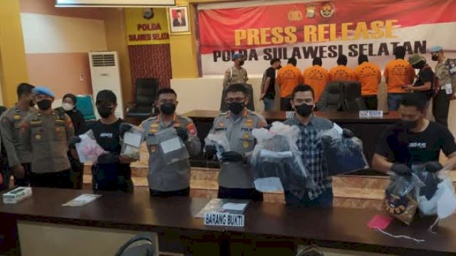 Polrestabes Makassar memperlihatkan barang bukti terkait kasus penembakan pegawai Dishub Makassar, dalam jumpa pers yang digelar di Mapolresta Makassar, Senin (18/4/2022). Abatanews/Wahyu Susanto