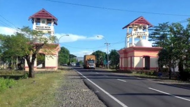 Jalur Provinsi Sulsel antara Kabupatrn Jeneponto dan Kabupaten Takalar. Abatanews/Imam Adzka 