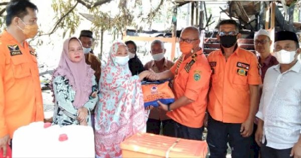 Gubernur Sulsel Salurkan Bantuan untuk Korban Kebakaran di Barru