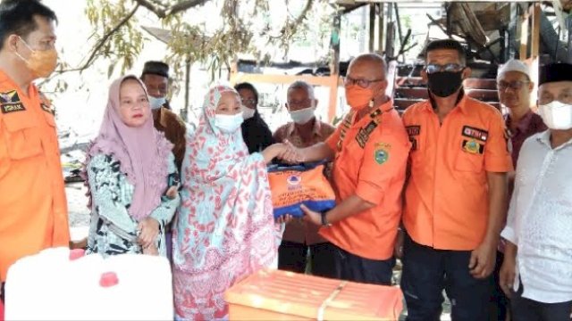 Bantuan dari Gubernur Sulsel yang disalurkan BPBD Sulsel ke korban kebakaran di Kabupaten Barru. (foto: Pemprov Sulsel)