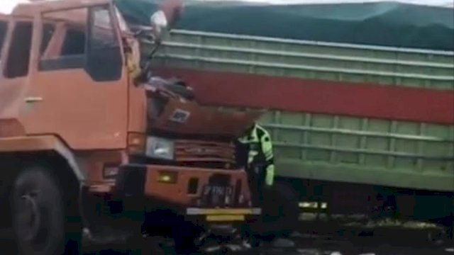 Kecelakaan truk di Kabupaten Wajo yang mengakibatkan dua orang tewas, Minggu (24/4/2022). (foto: Polres Wajo) 