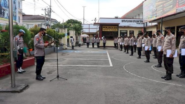 Wakapolresta Gowa, Kompol Soma Miharja saat pimpin apel di Mapolresta Gowa, Senin (25/4/2022). (foto: Polres Gowa)