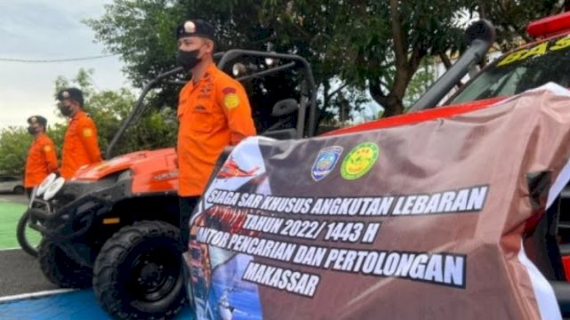 Badan Nasional Pencarian dan Pertolongan (Basarnas) Sulsel saat menggelar apel siaga SAR khusus lebaran tahun 2022 di halaman Kantor Pencarian dan Pertolongan Kelas A Makassar, Senin (25/4/2022). (foto: Basarnas Sulsel)