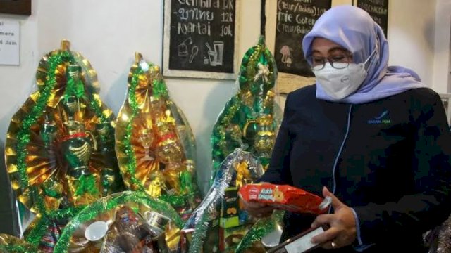 Kepala BBPOM Makassar, Hardaningsih saat melaksanakan sidak di sejumlah toko parcel di Makassar jelang hari raya Idulfitri 1443 H. (foto: Humas BBOPM Makassar)