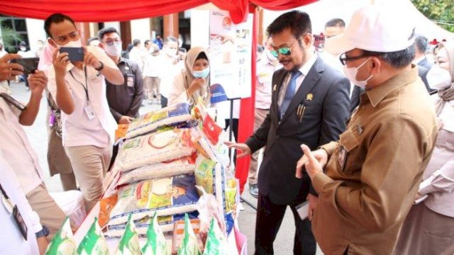 Menteri Pertanian Syahrul Yasin Limpo saat acara pasar tani dihelat di pelataran Kantor Balai Besar Karantina Pertanian, Makassar, Rabu (27/4/2022). (Dok Kementerian Pertanian) 
