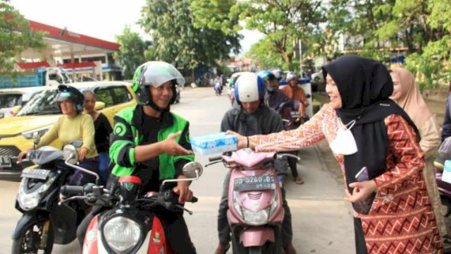 Ketua TP PKK Maros membagikan takjil di Jalan Poros Maros. (Foto: Humas Maros)