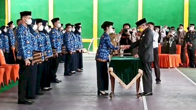 Wali Kota Parepare Taufan Pawe menyerahkan SK pengangkatan ASN kepada 276 pegawai di lingkup Pemerintah Kota Parepare, pada Kamis (28/4/2022). (Foto: ABATANEWS/Imam) 