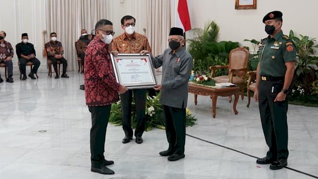 Wakil Presiden Ma'ruf Amin menyerahkan penghargaan kepada Megawati Soekarnoputri sebagai Tokoh Nasional Perkembangan Kekayaan Intelektual (KI) dari Kementerian Hukum dan HAM (Kemenkumham) yang diwakili oleh Sekjend PDIP, Hasto Kristiyanto. (Dok Kemenkumham) 