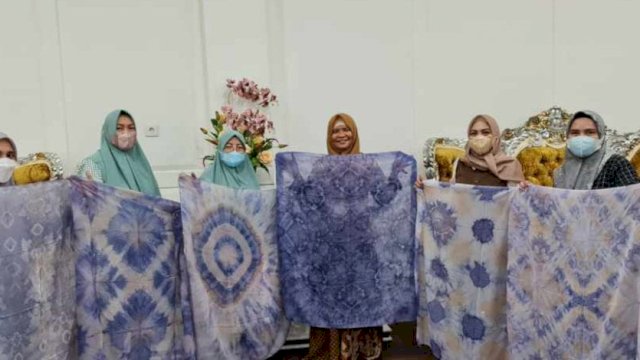 Pembuatan batik shiborita Takalar. (Foto: Humas Takalar)