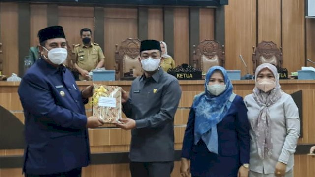 Bupati Maros, AS Chaidir Syam menyerahkan LKPJ 2021 kepada DPRD, Senin (14/3/2022). Foto: Humas maros