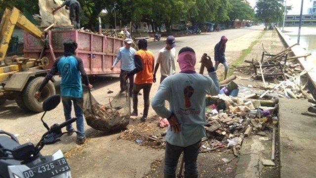 Petugas kebersihan di Kabupaten Maros. (Foto: Tribun Maros) 