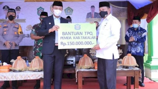 Bupati Takalar serahkan bantuan ke MTQ9 Foto: IST)