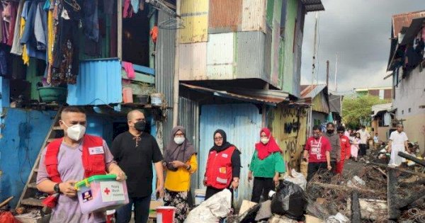 PMI dan IDI Makassar Bantu Korban Kebakaran di Jalan Pandang