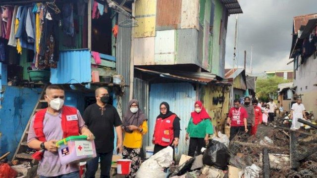 PMI dan IDI turun langsung memberi bantuan kepada korban kebakaran di Jalan Pandang II, RT 03/RW 03 pada Ahad (17/4/2022). (Istimewa) 