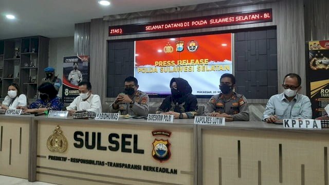 Polda Sulsel menggelar jumpa pers terkait kasus dugaan pemerkosaan ayah kepada anaknya di Luwu Utara, pada Jumat (20/5/2022). (Dok Polda Sulsel) 