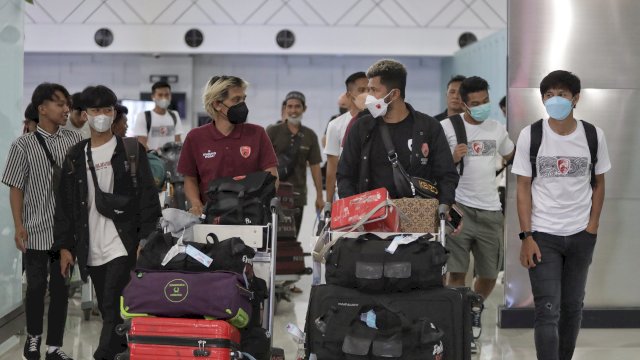 Rombongan tim PSM Makassar yang tiba di Semarang, Jawa Tengah, dan akan melakoni laga ujicoba menghadapi PSIS Semarang, Sabtu (28/5/2022). (foto: Official PSM Makassar)